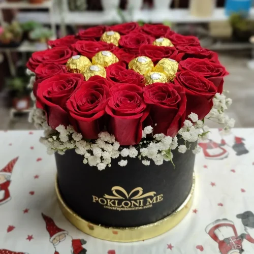 Box ekvador ruža sa ferrero kuglicama + Poklon čestitka