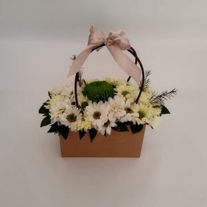 Torbica sa kombinacijom hrizentema i margareta