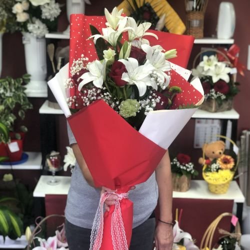 Veliki buket Ljiljana, Ruža, Karanfila & Hrizantema + Poklon čestitka