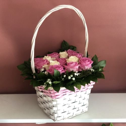Korpa sa Roze & Belim ružama u dekoraciji + poklon čestitka