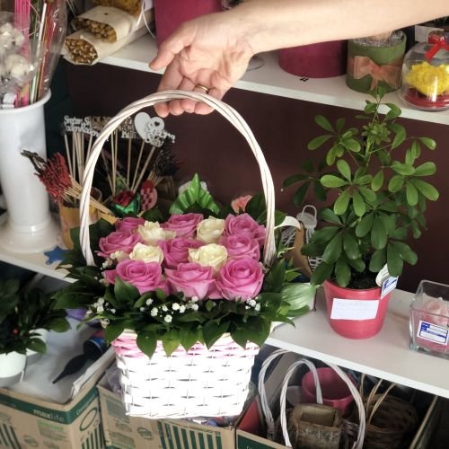 Korpa sa Roze & Belim ružama u dekoraciji + poklon čestitka