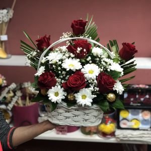 Korpa ukrsnog zelenila sa Ekvador ružama, hrizantemama & Ferrero kuglicama + Poklon čestitka