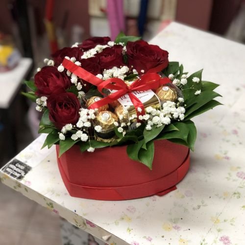 Ruže u kutiji u obliku srca sa Rocher ferrero kuglicama u dekoraciji zelenila + Poklon čestitka