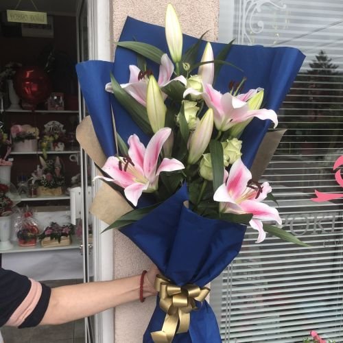 „Kraljevski buket“ Orjentalnih ljiljana & Ruža + Poklon čestitka