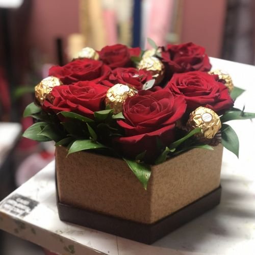 Ferrero kuglice okružene Ekvador Ružama + Poklon čestitka