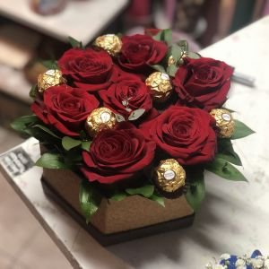 Ferrero kuglice okružene Ekvador Ružama + Poklon čestitka