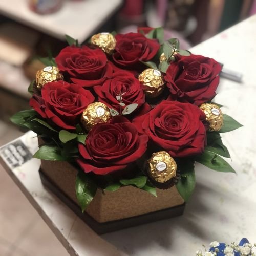 Ferrero kuglice okružene Ekvador Ružama + Poklon čestitka