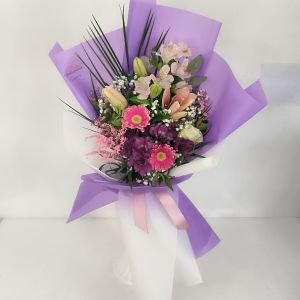 Buker Ljiljana astromerije ruža i Gerbera sa ukrasima