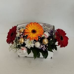 Korpica Gerbera sa 10 kuglica raffaello i ferrero rocher